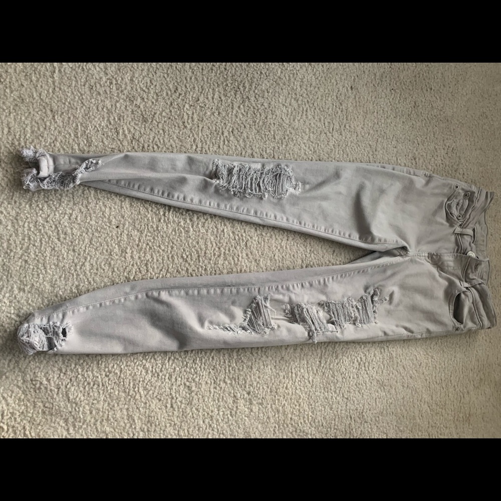 Grey American Eagle Distressed Skinny Jeans.